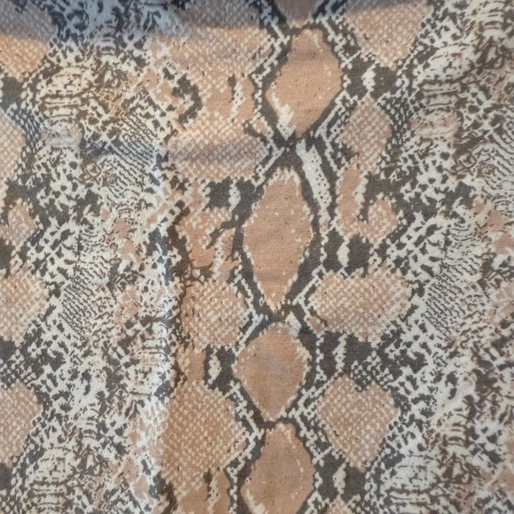 American Eagle Women’s Snakeskin Coral and Grey Crop Top Sz S - Picture 3 of 5